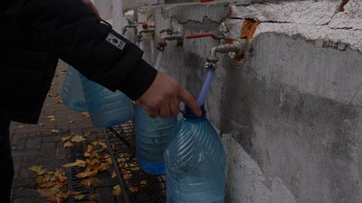 Чоловік набирає воду