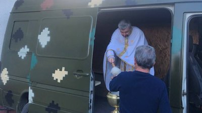 Релігійні громади Прикарпаття передали українським бійцям на фронт 48 автомобілів
