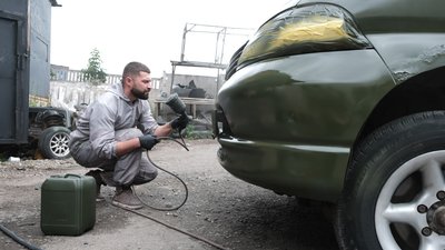 Камуфляж, який наносять волонтери з Чернівців, допомагають маскувати машини на бойових позиціях Камуфляж, який наносять волонтери з Чернівців, допомагають маскувати машини на бойових позиціях