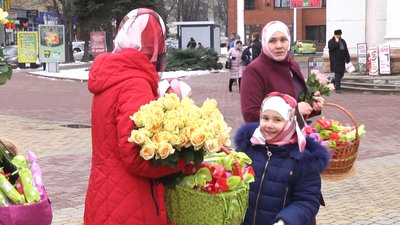 Троянди та солодощі 1 лютого роздали жителям міста мусульманки із Хмельницького Троянди та солодощі 1 лютого роздали жителям міста мусульманки із Хмельницького
