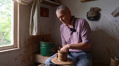 Гончар з Черкащини створює скульптури у сторічній хаті свого діда