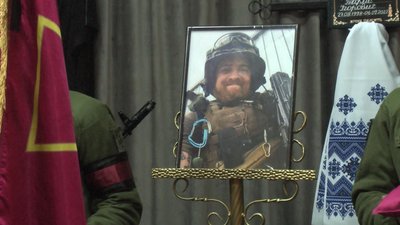 Тарас Садовнік був кадровим офіцером, як батько та брат. Тарас Садовнік був кадровим офіцером, як батько та брат.