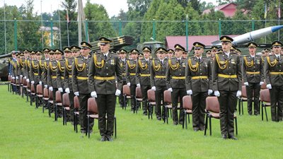 Випуск офіцерів Національної академії сухопутних військ: без маршу та з дистанцією