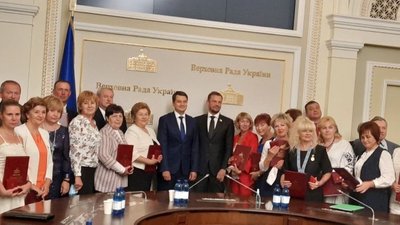 Керівниця рівненського ліцею отримала премію ВРУ Керівниця рівненського ліцею отримала премію ВРУ