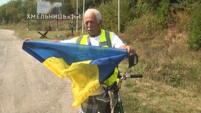 Їде з Полтавщини до Ужгорода та збирає на ЗСУ: через Хмельниччину проїжджає 64-річний волонтер-велосипедист Їде з Полтавщини до Ужгорода та збирає на ЗСУ: через Хмельниччину проїжджає 64-річний волонтер-велосипедист