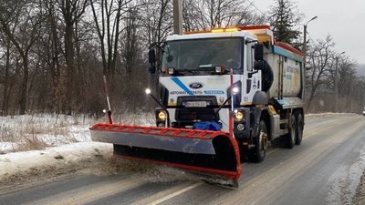 Машина чистить дорогу на Харківщині