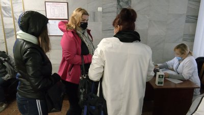 У Луцьку — черги з охочих вакцинуватися від COVID-19