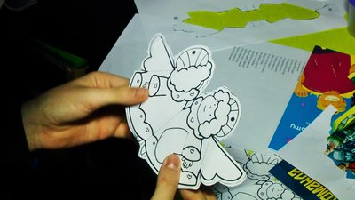 Обереги для захисників: у Вінниці діти виготовляли паперових янголів для військових