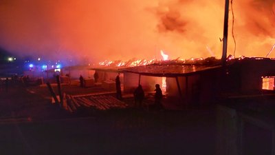 На Житомирщині три години гасили пожежу на деревообробному підприємстві На Житомирщині три години гасили пожежу на деревообробному підприємстві
