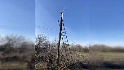 Енергії вистачає для дрібних електроприладів. Житель Донеччини встановив на подвір’ї вітряк та сонячні батареї Енергії вистачає для дрібних електроприладів. Житель Донеччини встановив на подвір’ї вітряк та сонячні батареї