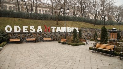 В Одесі за 358 тисяч гривень хочуть відремонтувати лавки у парку біля міськради