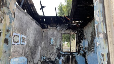 Три тижні без світла та газу й з дірою замість стелі: в Одесі мешканці згорілого будинку просять міськраду про допомогу