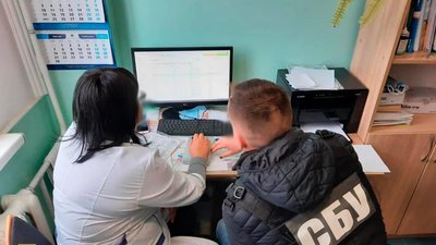 Заробляли до 400 тисяч гривень щомісяця. У Кропивницькому викрили продаж фейкових COVID-сертифікатів