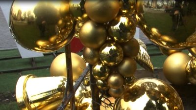 У Луцьку розпочали прикрашати три центральні ялинки У Луцьку розпочали прикрашати три центральні ялинки