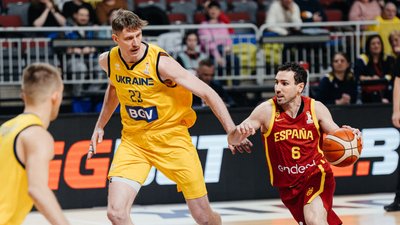 Артем Пустовий у матчі України проти Іспанії у відборі на чемпіонат світу з баскетболу