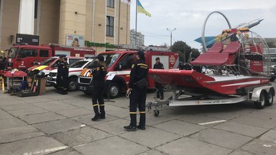 До Дня рятівника у Вінниці відкрили виставку рятувальних машин До Дня рятівника у Вінниці відкрили виставку рятувальних машин