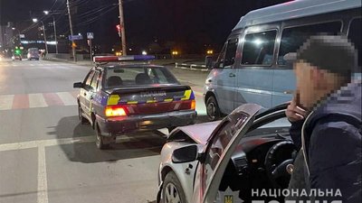 П'яний водій у Хмельницькому в'їхав у поліцейську автівку