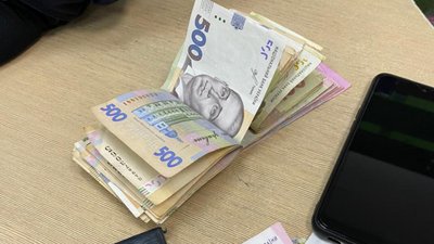 Вимагав 4 тисячі доларів: закарпатського митника підозрюють у хабарництві Вимагав 4 тисячі доларів: закарпатського митника підозрюють у хабарництві