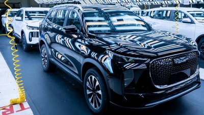 Автівки Tenet на території заводу у Калузі