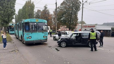 У Чернігові неподалік «Тойота центру» аварія: травмувалися двоє людей