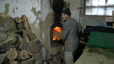 Комунальники палять ялинки у котельні Комунальники палять ялинки у котельні