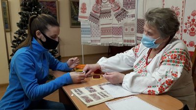Купили мені нитки і сказали: у 5 років дівчина має вміти вишивати. Вишивальниця рушників Купили мені нитки і сказали: у 5 років дівчина має вміти вишивати. Вишивальниця рушників