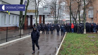 "Балацький вор, в долі прокурор?". Біля поліції та прокуратури у Сумах мітингують люди. Що відомо "Балацький вор, в долі прокурор?". Біля поліції та прокуратури у Сумах мітингують люди. Що відомо