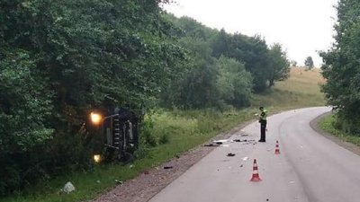 На Львівщині автомобіль перекинувся у кювет: водій загинув