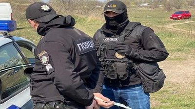 Двох одеських поліцейських затримали під час отримання хабара, їх підозрюють у збуті наркотиків Двох одеських поліцейських затримали під час отримання хабара, їх підозрюють у збуті наркотиків