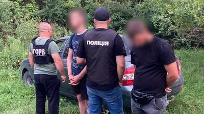 Затримання батька та сина, які допомагалаи чоловікам незаконно перетнути кордон