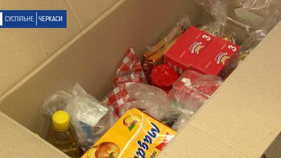 Черкаські волонтери передають продуктові набори в села Черкаські волонтери передають продуктові набори в села