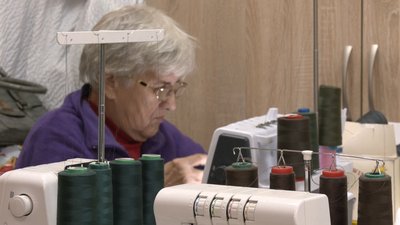 Щоб виготовити ще більше: у Черкасах волонтери отримали швейні машинки