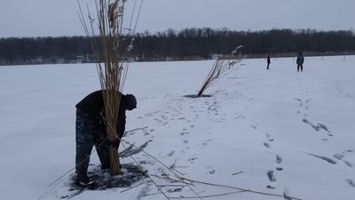 Кисневі "вікна" для риби: на водоймах Херсонщини рибінспектори з рибалками пробивають лід Кисневі "вікна" для риби: на водоймах Херсонщини рибінспектори з рибалками пробивають лід