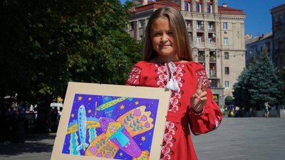 "Місту добра" у Чернівцях передадуть гроші, які вторгували на аукціоні за оригінал малюнка марки з Укрпошти