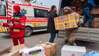 У Тростянці починають роздавати гуманітарну допомогу та евакуювати людей У Тростянці починають роздавати гуманітарну допомогу та евакуювати людей
