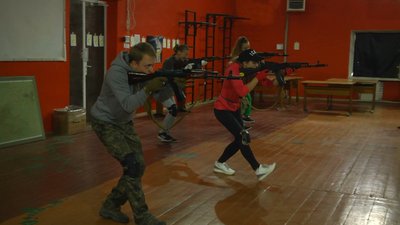 На курсах вчать цивільних як правильно тримати зброю На курсах вчать цивільних як правильно тримати зброю
