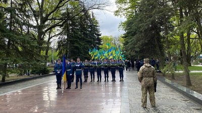 9 травня у Харкові: на Меморіалі Слави — тисячі людей 9 травня у Харкові: на Меморіалі Слави — тисячі людей