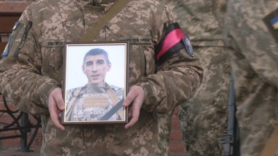 У руках військовослужбовця світлина полеглого воїна Сергія Вдовіна, 10 листопада 2023. Фото: Суспільне Хмельницький У руках військовослужбовця світлина полеглого воїна Сергія Вдовіна, 10 листопада 2023. Фото: Суспільне Хмельницький