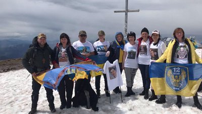 "Ми торкалися пальцем небес, де зараз наші сини". Матері загиблих військових піднялися на Говерлу "Ми торкалися пальцем небес, де зараз наші сини". Матері загиблих військових піднялися на Говерлу