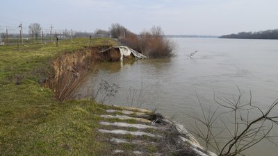 Захисна дамба на 97 кілометрі річки Дунай