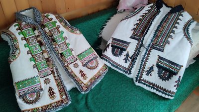 Береже традиції та одягає людей: у Космачі на Івано-Франківщині Юрій Поляк шиє старовинний гуцульський одяг Береже традиції та одягає людей: у Космачі на Івано-Франківщині Юрій Поляк шиє старовинний гуцульський одяг