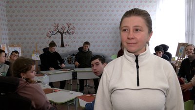 Вихованці Чернігівського навчально-реабілітаційного центру намалювали будиночки, щоб прикрасити ресторан Вихованці Чернігівського навчально-реабілітаційного центру намалювали будиночки, щоб прикрасити ресторан