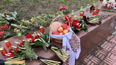 У Миколаєві вшанували 90-і роковини геноциду українського народу У Миколаєві вшанували 90-і роковини геноциду українського народу