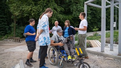 Тарас Хоміцький разом з іншими членами робочої групи моніторить місто на доступність для людей з інвалідністю Тарас Хоміцький разом з іншими членами робочої групи моніторить місто на доступність для людей з інвалідністю