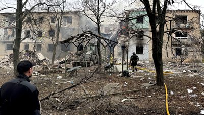 Рятувальники 23 жовтня працюють на місці обстрілу напередодні ввечері в Олександрівці
