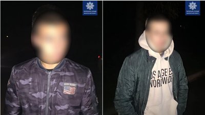 В Ужгороді затримали людей, які вночі стріляли по скляних пляшках В Ужгороді затримали людей, які вночі стріляли по скляних пляшках