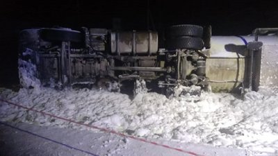 На Прикарпатті у кювет з’їхала фура з газовою цистерною