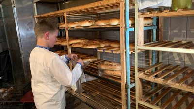 Михайло розфасовує і запаковує хліб Михайло розфасовує і запаковує хліб