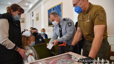 Втекла від чоловіка, який заманив її в авто. В Одесі поліцейські подарували дівчинці ляльку