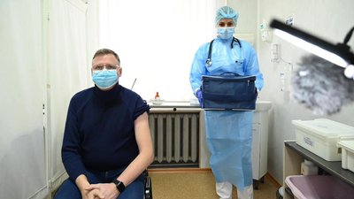 Перший вакцинований в Одесі медик розповів, як почувається після щеплення